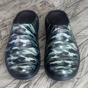 OOFOS UNISEX LIMITED EDITION CAMO CLOGS